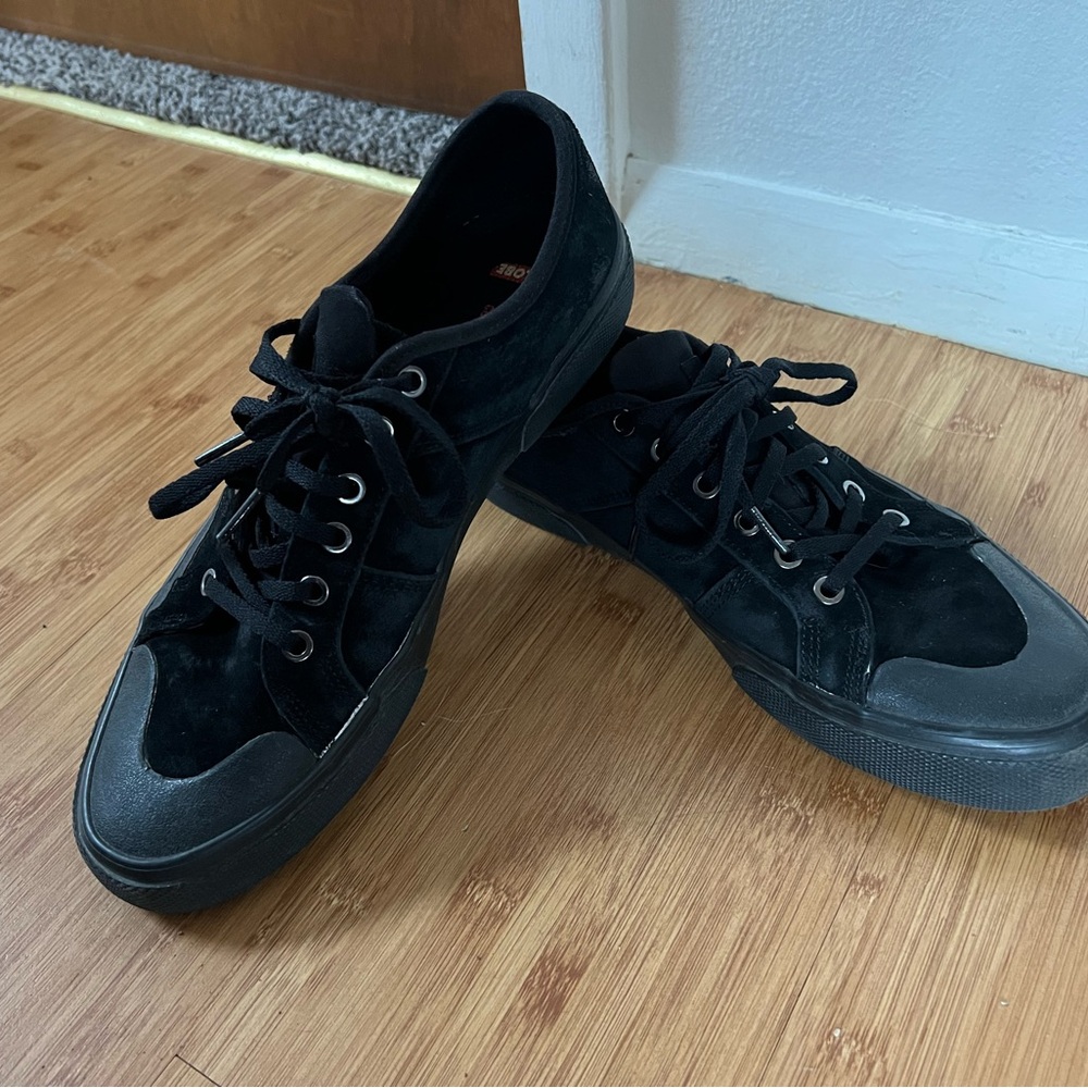 Globe men’s skate shoes